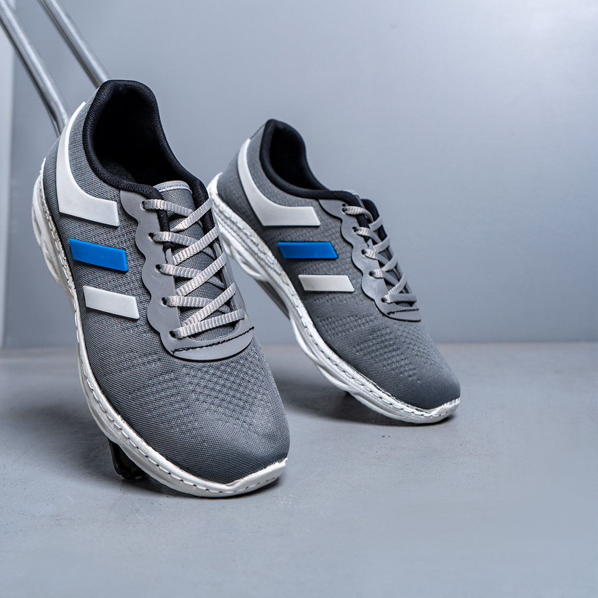 کفش ورزشی مردانه طوسی مدل Maverik