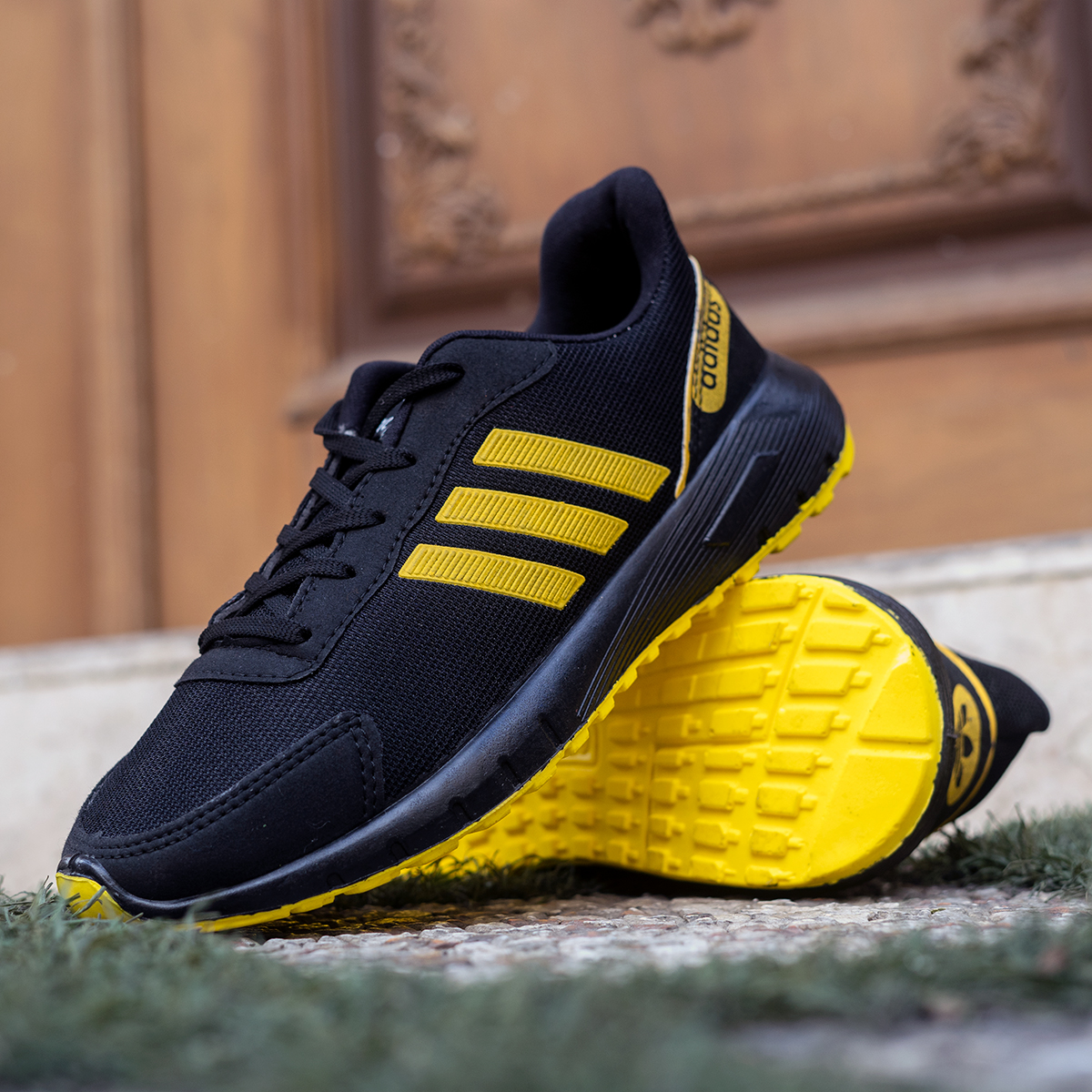 کفش ورزشی Adidas مردانه مشکی زرد مدل Matikan