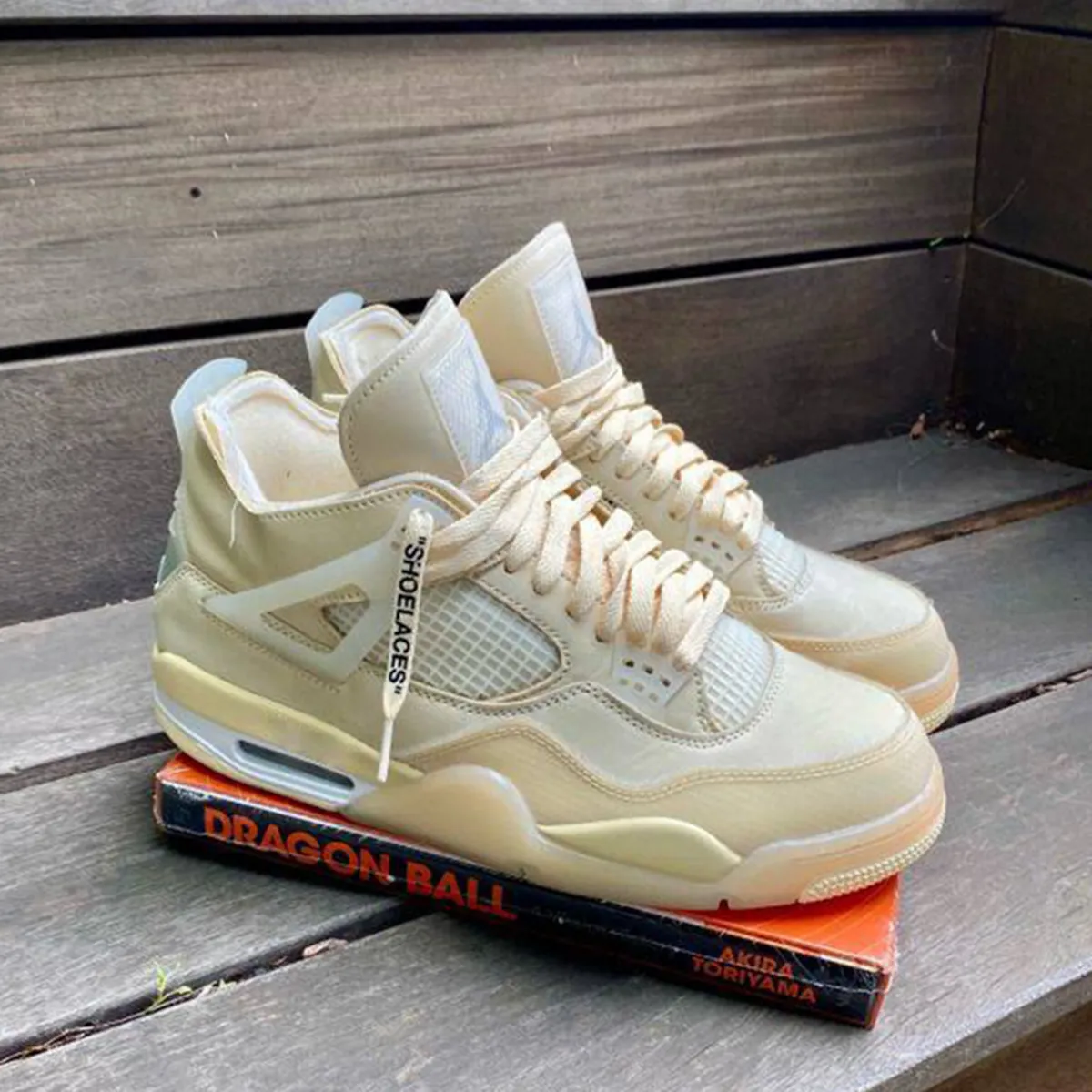 کفش ورزشی مردانه کرم مدل jordan 4