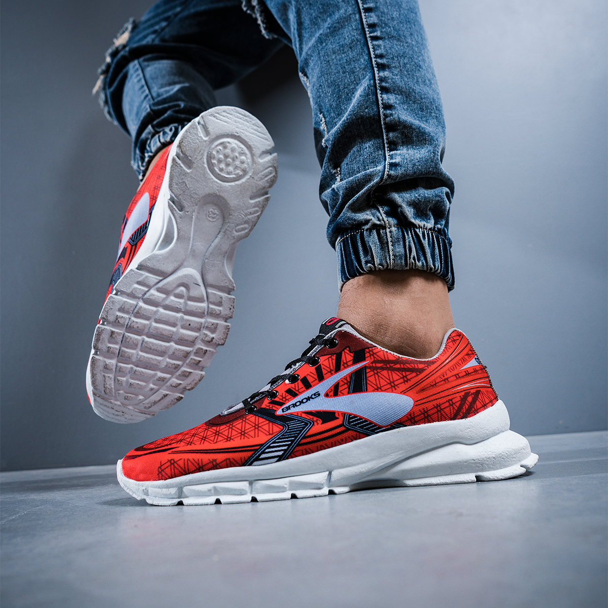 کفش ورزشی Brooks مردانه قرمز مدل Folen