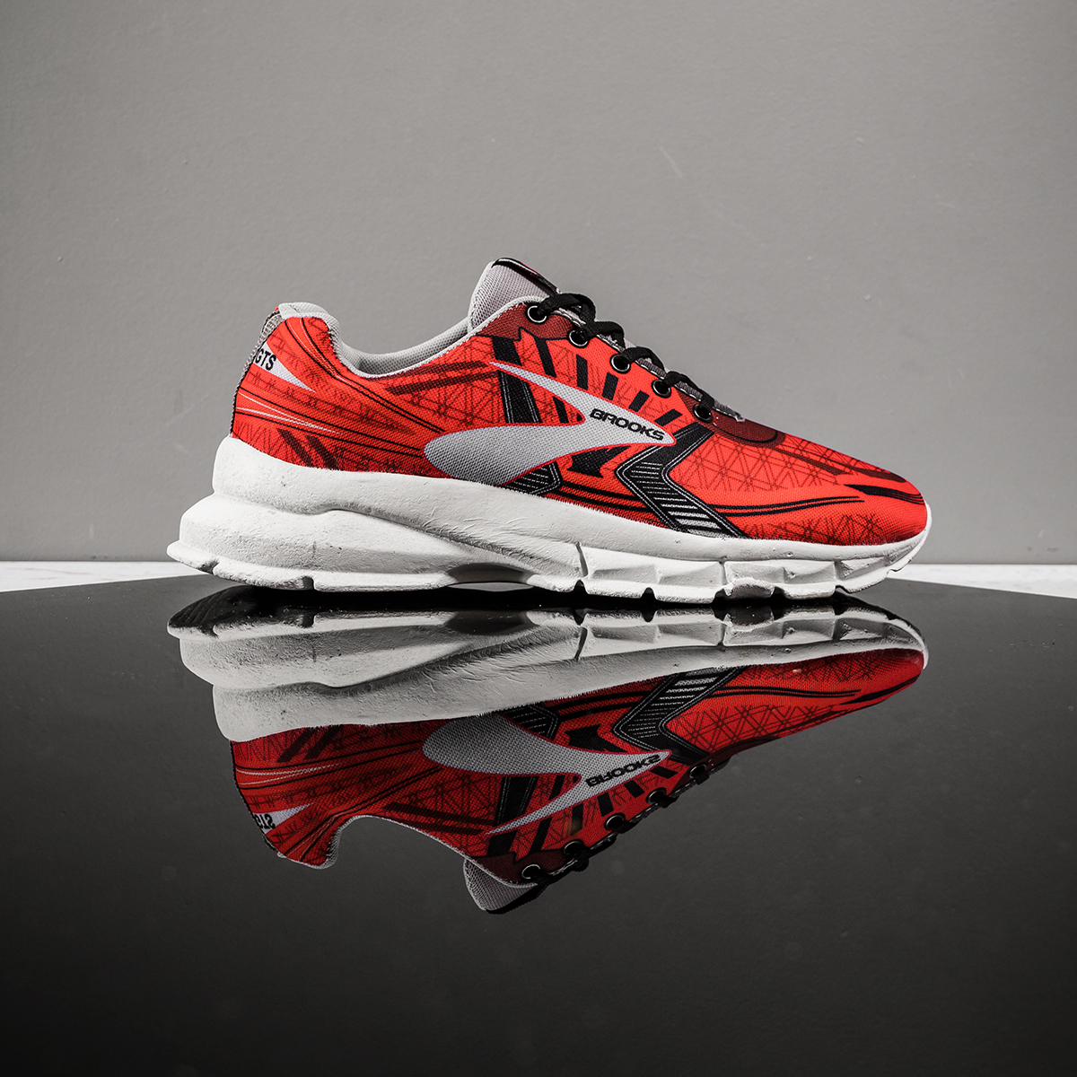 کفش ورزشی Brooks مردانه قرمز مدل Folen