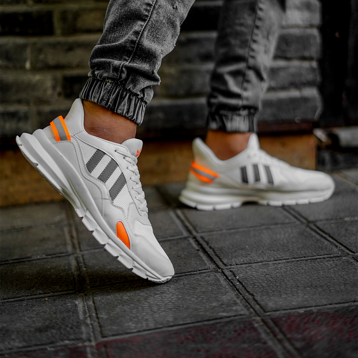 کفش ورزشی Adidas مردانه سفیدنارنجی مدل Levin