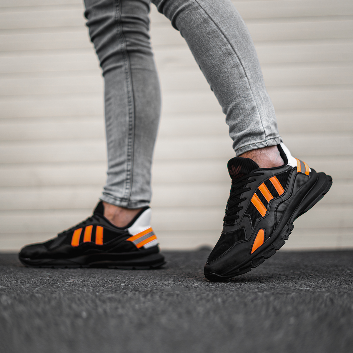 کفش ورزشی Adidas مردانه مشکی نارنجی مدل Levin